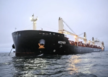 След „Вежен“ втори кораб „Силвър Дания“ е конфискуван в Балтийско море 5 Товарният кораб "Вежен" (Vezhen) е закотвен за проверка от шведските власти край Карлскрона, Швеция, 27 януари 2025 г. (Johan Nilsson /Reuters)