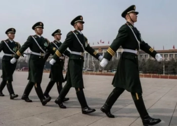 Почетният караул на Китайската народно освободителна армия, площад Тянанмън, след заключителната сесия на Всекитайското събрание на народните представители, Пекин, 10 март 2024 г. (Kevin Frayer/Getty Images)