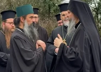 Игуменът на православния манастир “Свети Йоан Кръстител” в Есекс архимандрит Петър  приветства българския патриарх Даниил в храма “Свети Силуан Атонски“ към манастира. Снимка: БТА