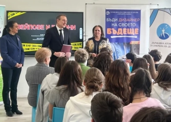 Министърът на труда и социалната политика Борислав Гуцанов по време на открит урок в столичната Професионална гимназия по дизайн „Елисавета Вазова“ в рамките на кампания за борба с употребата на вредни вещества сред подрастващите, 13 февруари 2025 г. (https://www.mlsp.government.bg)