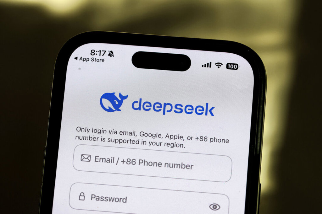 Италианският регулатор блокира DeepSeek заради притеснения относно личните данни