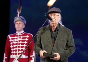 Стефан Диомов благодари на вярната си публика, че е до него през тези повече от 60 години, в които създава своите песни. Снимки: Музикален театър "Стефан Македонски" - София