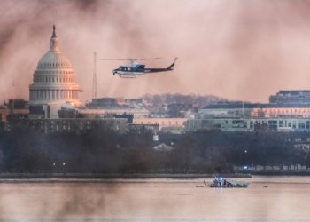 Противоречиви данни за височината на авиокатастрофата във Вашингтон 3 Хеликоптер лети в близост до мястото на катастрофата на самолета на American Airlines и военния хеликоптер Black Hawk над река Потомак на националното летище "Роналд Рейгън" във Вашингтон, Вирджиния, на 30 януари 2025 г. Андрю Харник/Getty Images