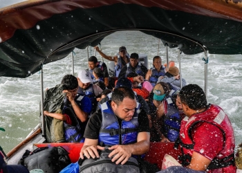 Денят в снимки: връщането на мигрантите, отдаване на почит на загиналите израелски заложници, митинг заради войната в Украйна 49 Денят в снимки: Завръщането на мигрантите, изборите в Германия и срутването на тунела