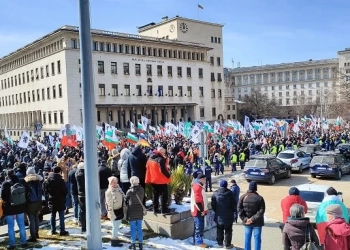 Протестът в защита на лева завърши с атака върху сградата на Европейската комисия в София (обновена) 56 Протестът на "Възраждане" започна пред сградата на БНБ и с шествие стигна до сградата на Европейската комисия на ул. "Г.С. Раковски". Снимки: Пламен Петков