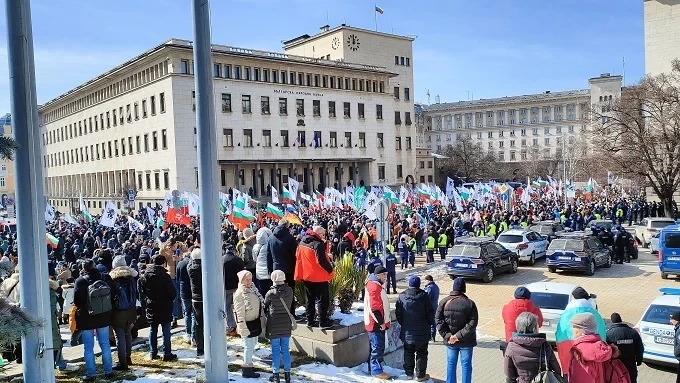 Протестът в защита на лева завърши с атака върху сградата на Европейската  комисия в София (обновена) « Epoch Times Bulgaria