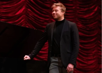 Никълъс Бърнс (https://www.operasofia.bg/)