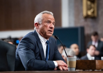 Номинираният от президента Доналд Тръмп за министър на здравеопазването и социалните услуги, Робърт Ф. Кенеди, младши, свидетелства пред Комисията по финанси на Сената в Capitol Hill във Вашингтон на 29 януари 2025 г. Мадалина Василиу/The Epoch Times