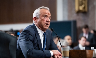 Робърт Ф. Кенеди-младши е новият министър на здравеопазването на САЩ 1 Номинираният от президента Доналд Тръмп за министър на здравеопазването и социалните услуги, Робърт Ф. Кенеди, младши, свидетелства пред Комисията по финанси на Сената в Capitol Hill във Вашингтон на 29 януари 2025 г. Мадалина Василиу/The Epoch Times