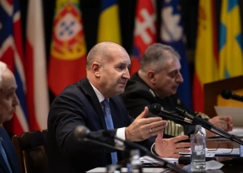 Румен Радев: Сляпата вяра в победата доведе до катастрофа за Украйна и последици за цяла Европа 50 На 26-ти февруари Руен Радев поздрави военното ръководство за всеобхватния и обективен анализ на състоянието и подготовката на Въоръжените сили на България. Снимка: Прес служба на президентската институция