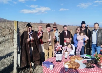 Ректорът на ЛТУ заряза лозите като почетен гост в Пазарджик 4 Д-р Христо Михайлов (трети отляво надясно) беше почетен гост на празника Трифон Зарезан в област Пазарджик. Снимки: Лесотехнически университет - София