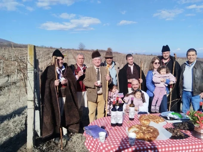 Д-р Христо Михайлов (трети отляво надясно) беше почетен гост на празника Трифон Зарезан в област Пазарджик. Снимки: Лесотехнически университет - София