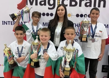 Българчета от Троян и Благоевград станаха шампиони на Международната олимпиада по ментална аритметика в Баку 51 Българският отбор от млади таланти с инструктор Станислава Стоянова на Международната олимпиада по ментална аритметика в Баку, 15 март 2025 г. (Снимка: Пламен Вачев)