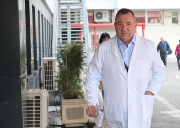 Директорът на болница "Пирогов" Валентин Димитров с добра новина за поразения от скръб македонски град Кочани. Снимка: БГНЕС