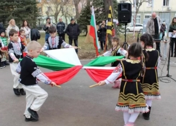 Тържество, организирано от детските градини и училищата на територията на кв. "Изток" в Перник по случай Трети март се проведе на 28-ми февруари