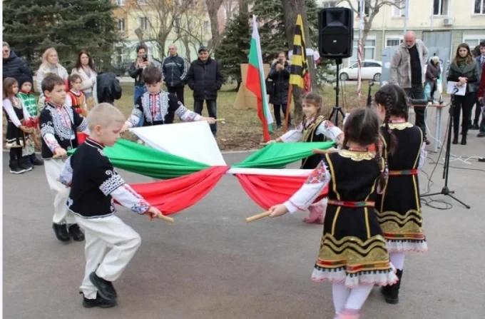 Тържество, организирано от детските градини и училищата на територията на кв. "Изток" в Перник по случай Трети март се проведе на 28-ми февруари