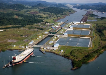 Контейнерният кораб Tampa Triumph преминава през шлюзовете Miraflores на Панамския канал в Панама Сити, Панама, на 20 септември 2023 г. Джъстин Съливан/Getty Images