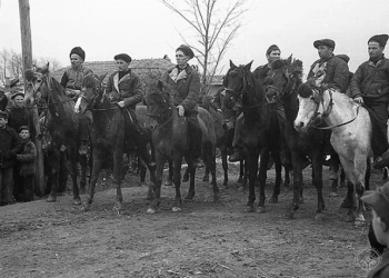 Надбягване с коне на Тодоровден в с. Негован, Софийско 1946 г. (Снимка: К. Василев, ИЕФЕМ - АЕИМ № I-21_5)