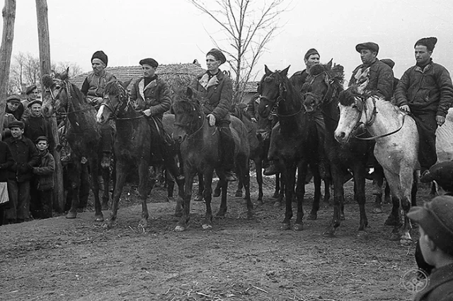 Надбягване с коне на Тодоровден в с. Негован, Софийско 1946 г. (Снимка: К. Василев, ИЕФЕМ - АЕИМ № I-21_5)