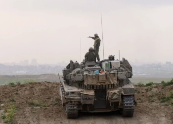 Израелски войници управляват танк, който заема позиции в северната част на Газа на 18-ти март 2025 г. Анимка: Амир Леви / Getty Images