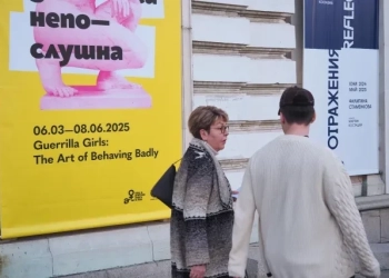 Посланичката на Русия Елеонора Митрофанова напуска Квадрат 500 след неуважително и грубо отношение от страна на посетителка. Снимка: БГНЕС