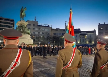 Румен Радев по време на речта си при вечерната заря проверка пред паметника на Цар Освободител Александър Втори. Снимка: Прес служба на президентската институция