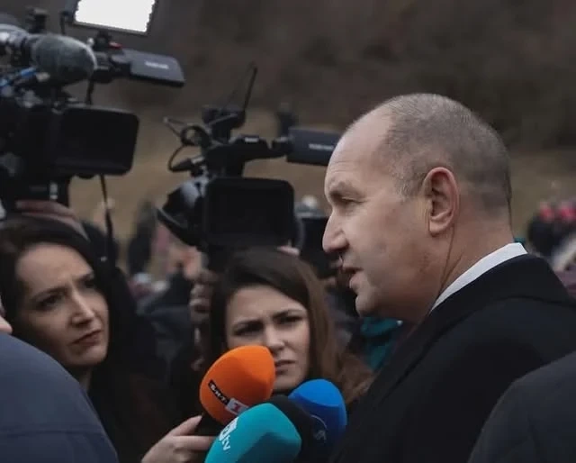 Румен Радев обвини Европа, че тласка Украйна към още по-големи загуби, Слави Трифонов го подкрепи