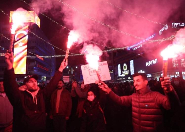 Демонстрации в Турция продължават за арестувания кмет на Истанбул