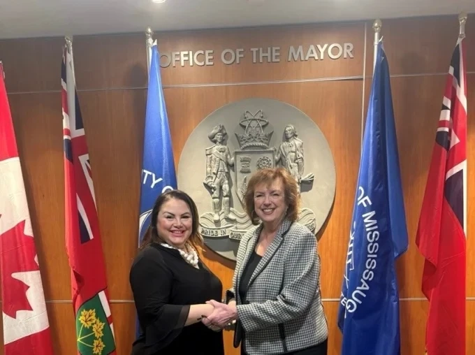 На 3 март Ниагарският водопад сияе в бяло, зелено, червено 1 На 3 март Ниагарският водопад сияе в бяло, зелено, червено