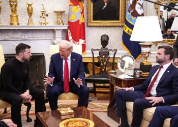 Президентът Доналд Тръмп и вицепрезидентът Джей Ди Ванс по време на среща с украинския президент Володимир Зеленски в Овалния кабинет в Белия дом на 28 февруари 2025 г. Андрю Харник/Getty Images