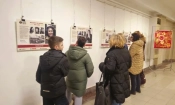 Посетители разглеждат секцията, посветена на женитв, воювали срещу нацизма, в деня на откриването на изложбата. Снимки: Пламена Динева