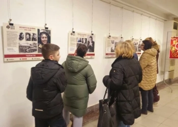 Посетители разглеждат секцията, посветена на женитв, воювали срещу нацизма, в деня на откриването на изложбата. Снимки: Пламена Динева
