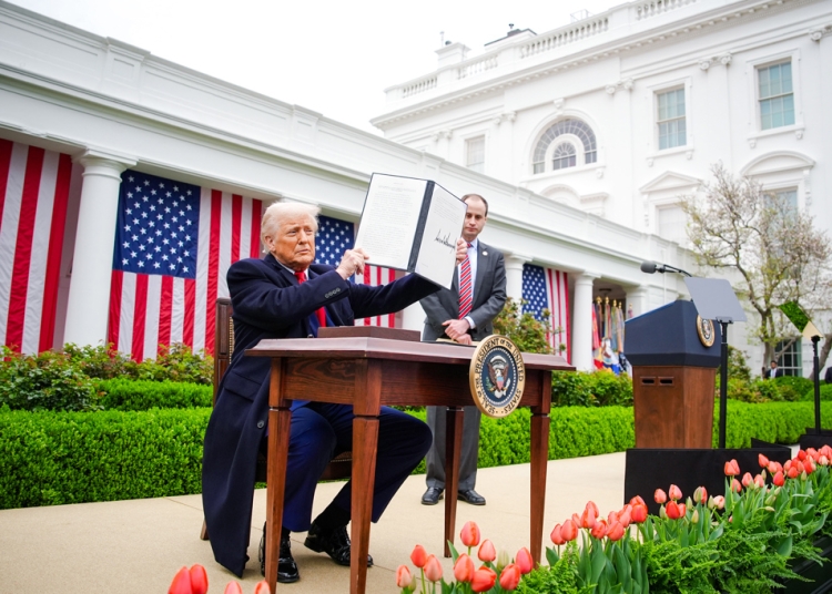 Президентът Доналд Тръмп държи подписана изпълнителна заповед за реципрочни мита по време на събитие в Розовата градина в Белия дом на 2 април 2025 г. Саул Лоуб/AFP чрез Getty Images