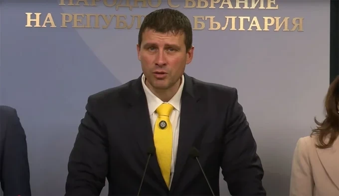 Ивелин Михайлов – на протест срещу педофилията пред Съдебната палата в София