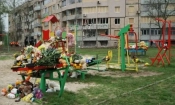 Детската площадка, където според украинските власти е ударила руската ракета, е обсипана с цветя на памет на загиналите и ранени деца. Снимка: Общественное Днепр