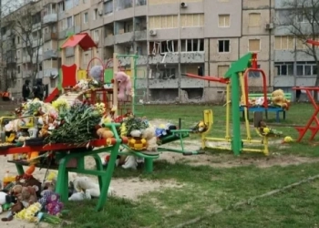 Детската площадка, където според украинските власти е ударила руската ракета, е обсипана с цветя на памет на загиналите и ранени деца. Снимка: Общественное Днепр