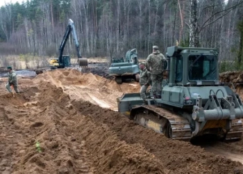 Усилията по изваждането на потъналата бронирана машина продължават четири дни. Снимка: Миндаугас Кулбис/AP