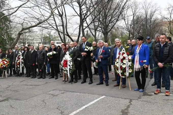 Седмицата на гората започна с поднасяне на цветя пред мемориала на загиналите лесовъди
