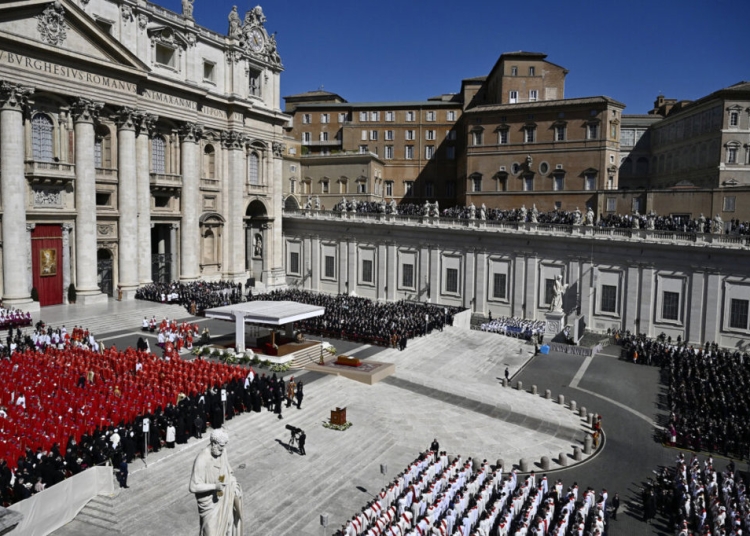 Над четвърт милион души се събраха за погребението на папа Франциск 1 Политици и поклонници се събират за погребението на папа Франциск