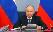 Руският президент Владимир Путин чете решението за обявяване на примирие по случай Деня на победата над националсоциалистическа Германия  Девети май. Голяма част от руските политици са скептични за реакцията на Украйна. Снимка: Александър Демянчук/ ТАСС