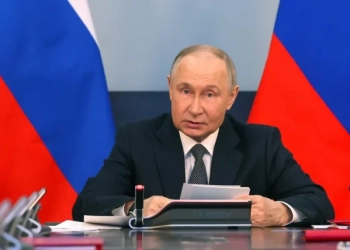 Руският президент Владимир Путин чете решението за обявяване на примирие по случай Деня на победата над националсоциалистическа Германия  Девети май. Голяма част от руските политици са скептични за реакцията на Украйна. Снимка: Александър Демянчук/ ТАСС