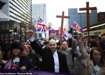 Ник Тенкони и UKIP са двигателят зад протестите в началото на април, когато жителите на Острова поискаха масови депоратции за нелегалните имигранти в страната си.