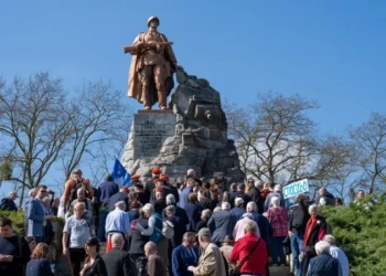 В честванията при Зееловските възвишения тази година по данни на оранизаторите са взели участие около 800 души. Обикновено са десет пъти по-малко. Снимка: Tagesschau