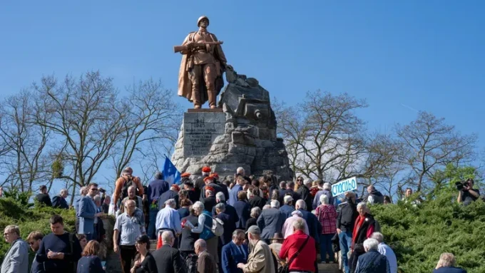 В честванията при Зееловските възвишения тази година по данни на оранизаторите са взели участие около 800 души. Обикновено са десет пъти по-малко. Снимка: Tagesschau