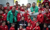 Магомед Рамазанов, Абу Амаев и Кирил Милов при посрещането им след триумфа на европейското първенство по борба в Словакия, завършило на 13-ти април 2025 г. Двама от тях са подписали писмото в защита на руския си треньор. Снимка: Журнал за борба