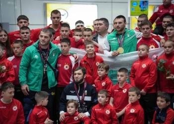 Магомед Рамазанов, Абу Амаев и Кирил Милов при посрещането им след триумфа на европейското първенство по борба в Словакия, завършило на 13-ти април 2025 г. Двама от тях са подписали писмото в защита на руския си треньор. Снимка: Журнал за борба