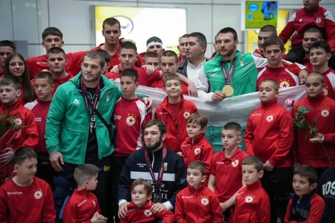 Класиците в борбата с писмо в защита на треньора си Фарниев 1 Класиците в борбата с писмо в защита на треньора си Фарниев