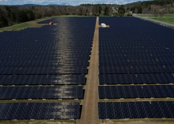 САЩ откриха нерегистрирани комуникационни устройства в китайски соларни инвертори 49 99 / 5,000 Слънчеви панели в Нортфийлд, Масачузетс, на 22 април 2022 г. Брайън Снайдер/Ройтерс