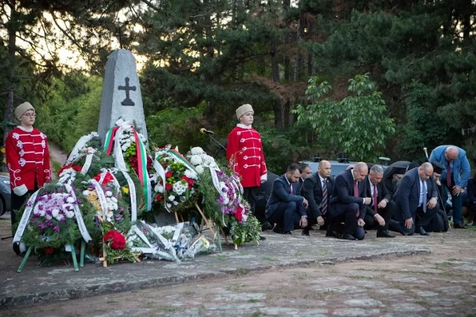 Момент от поклонението пред паметта на въстаниците от Северозапада, дали живота си за свободата на България през 1850 г. Снимки: Прес служба на президентската институция