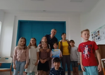 Авторът Симеон Танчев представя книжката „Шници и г-н Ламантин“ на учениците в Международно  училище „Космос“, 22 май 2025 г. (снимка: личен архив)